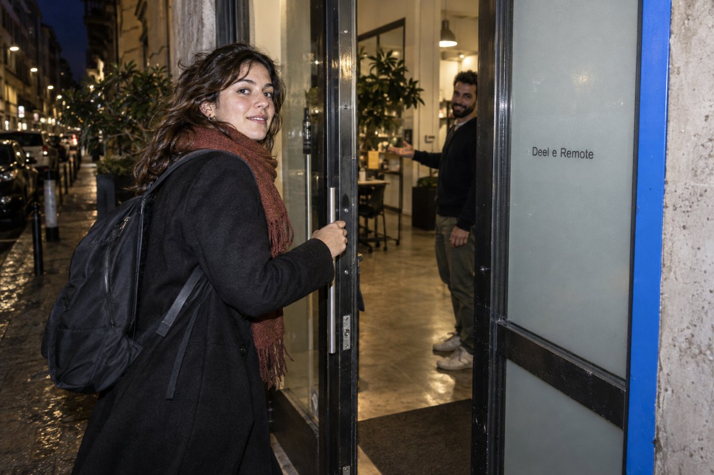 Un dipendente inizia a lavorare in Italia mentre il servizio EOR gestisce il rapporto di lavoro legale e l'azienda dirige l'attività quotidiana.