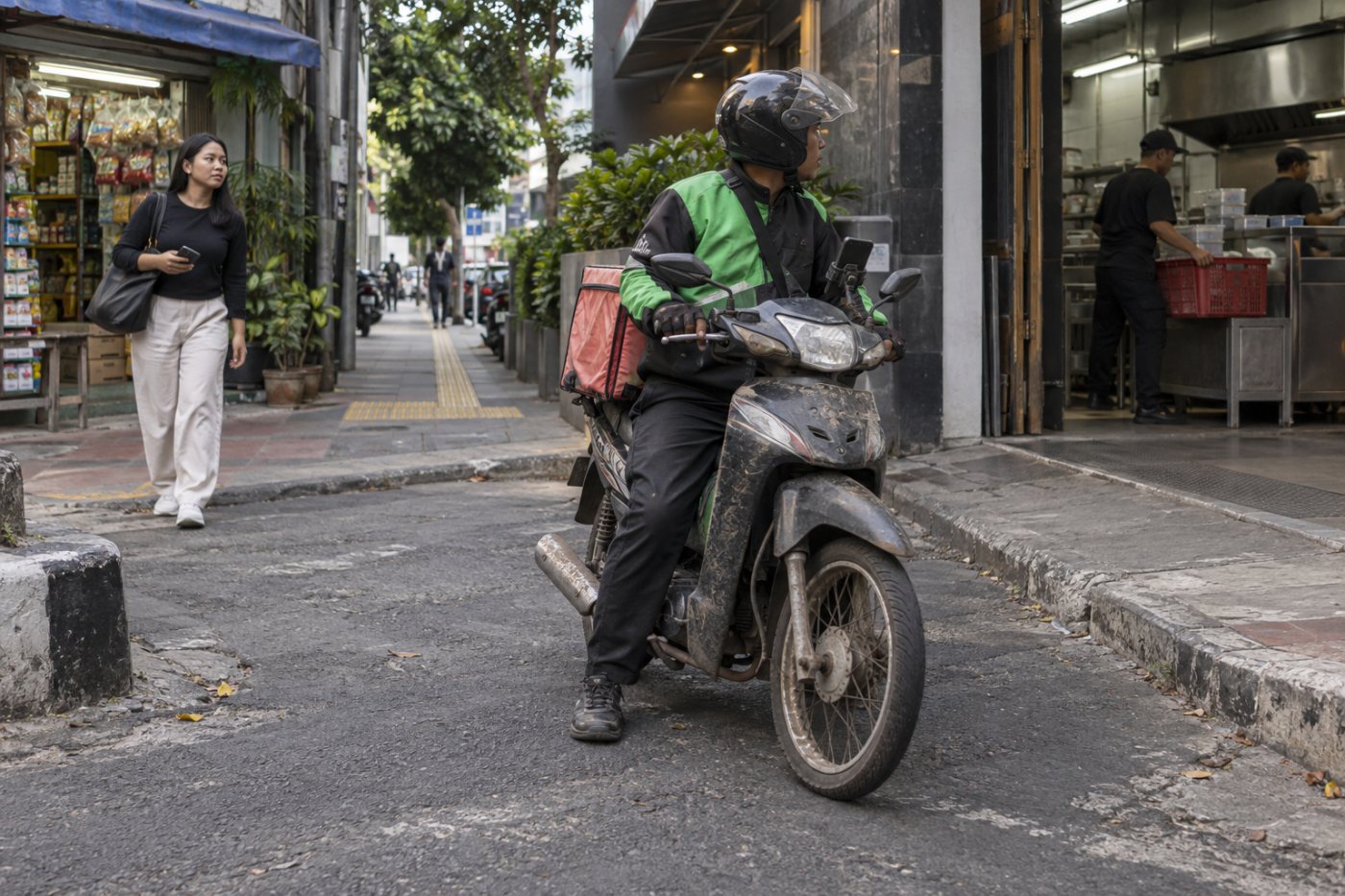 Pekerjaan pengemudi ojol menghubungkan perjalanan penumpang, pengantaran, dan kemitraan yang diawasi kementerian berbeda.