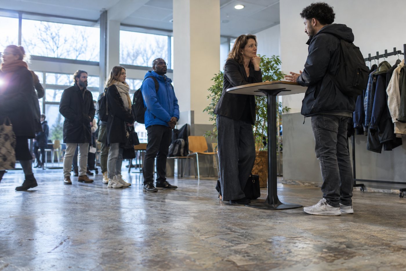 Een werkgever spreekt een sollicitant persoonlijk in een situatie waarin de personeelskeuze bij mensen blijft.