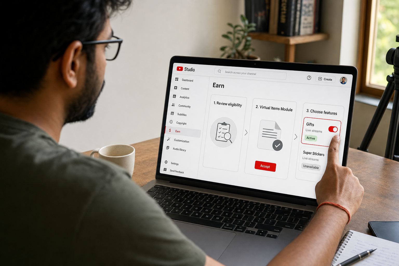 भारतीय क्रिएटर YouTube Studio के Earn हब में पात्रता जांचकर Virtual Items Module स्वीकार करता है और लाइव Gifts चालू करता है।