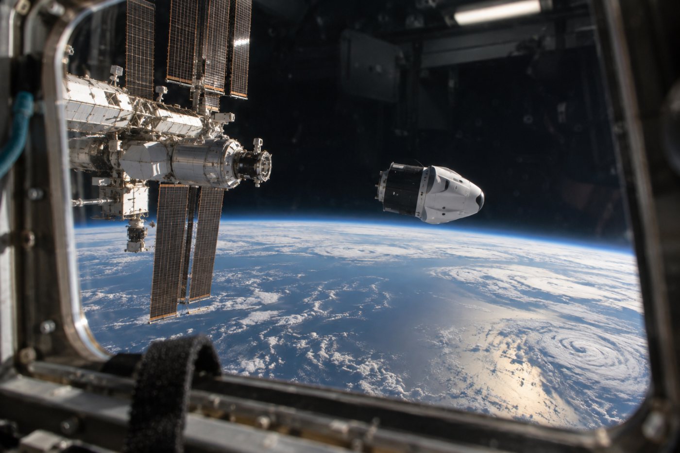 La capsule Crew Dragon Freedom se sépare de la Station spatiale internationale pour entamer le retour de Crew-12.