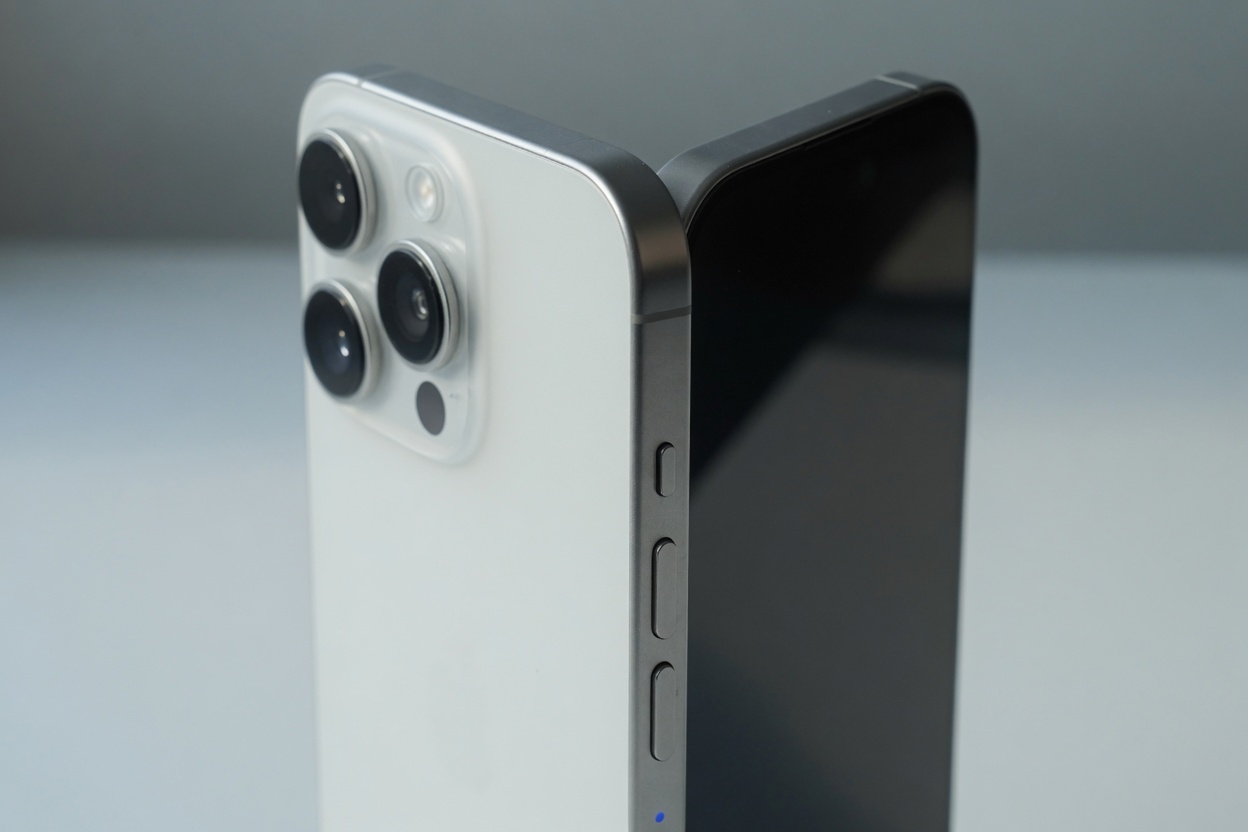 Side view of iPhone 17 Pro aluminum enclosure