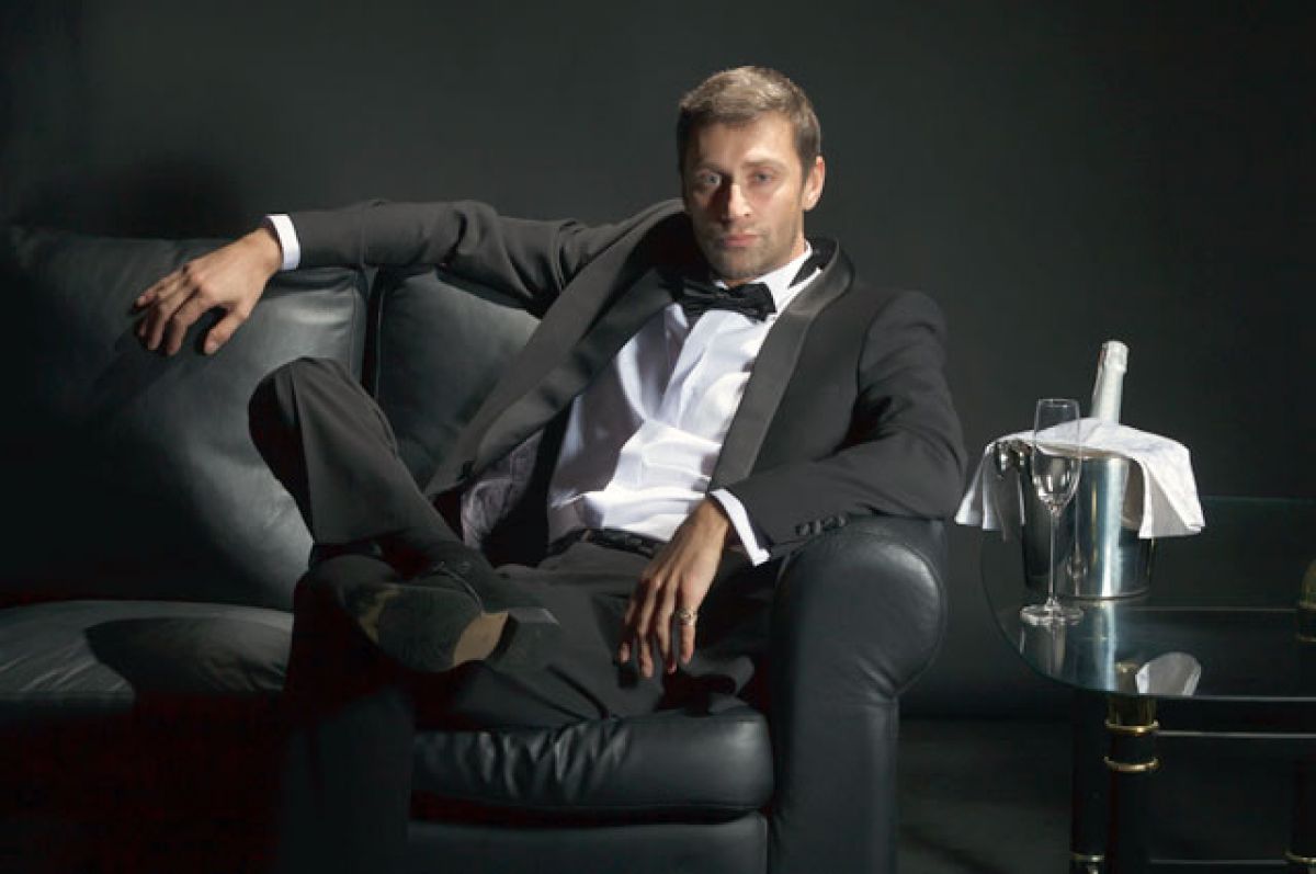 Body language expert reveals the 'red flag' signs that means someone is lying to you