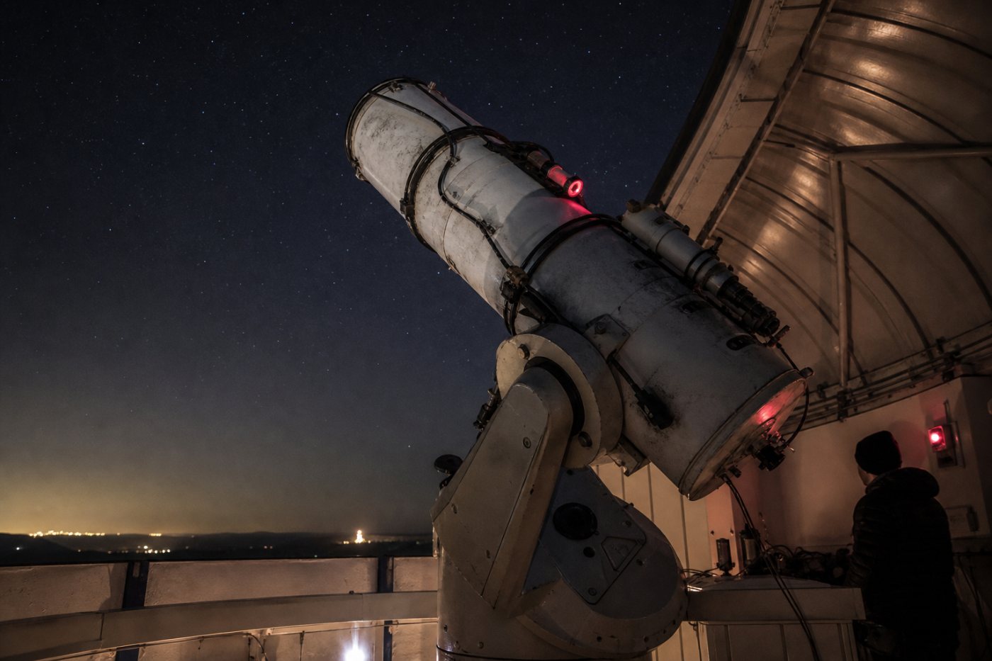 A Neuraspace optical telescope in Beja tracks an orbital object to support satellite monitoring and collision warnings.