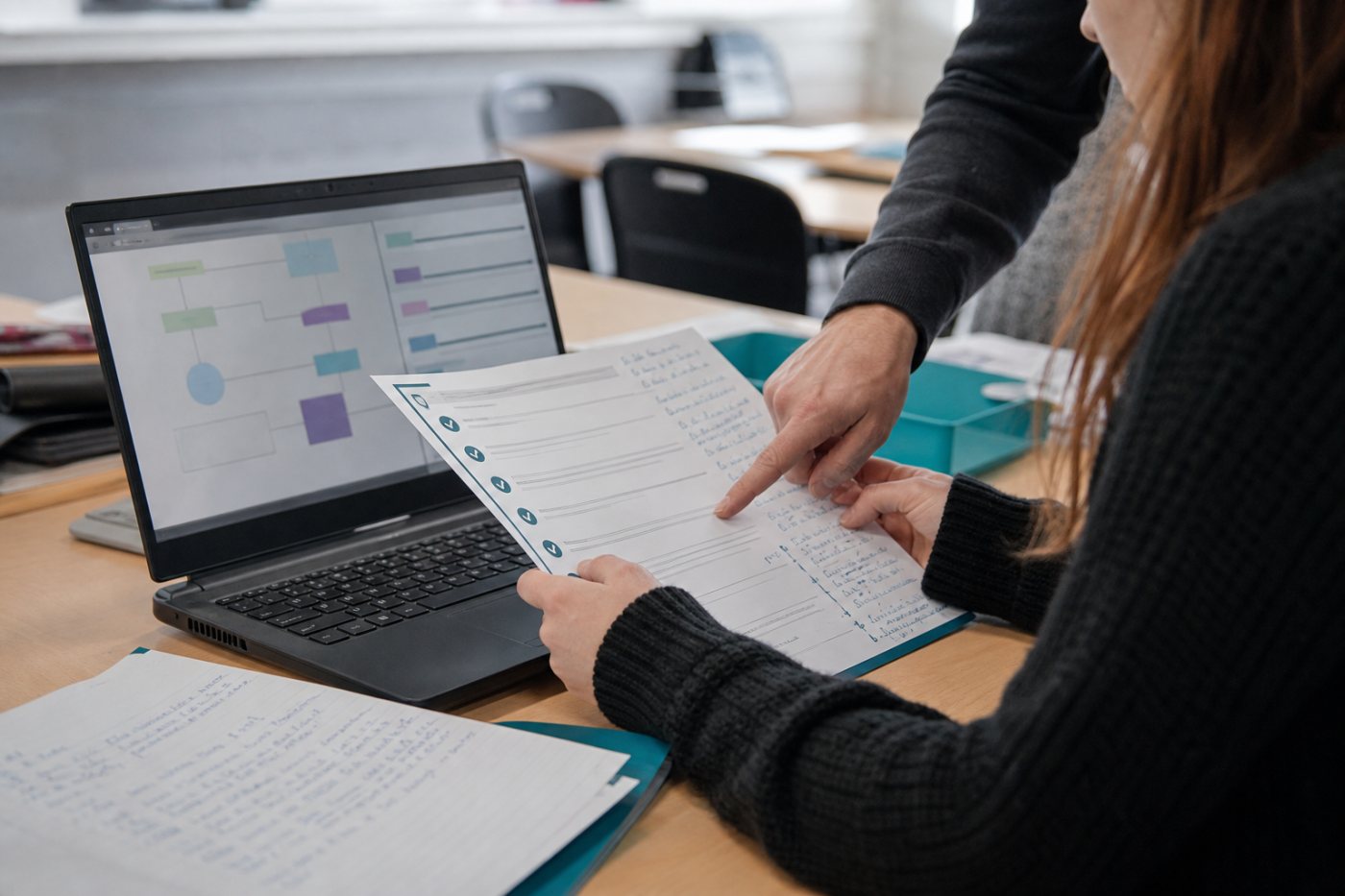 Participante do AI Career Launchpad pratica uma tarefa empresarial com IA durante a formação ligada ao nível 4.