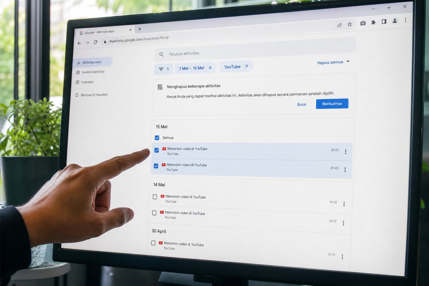 Aktivitas Google My Activity difilter menurut rentang tanggal dan produk agar hanya hasil yang dipilih terhapus.