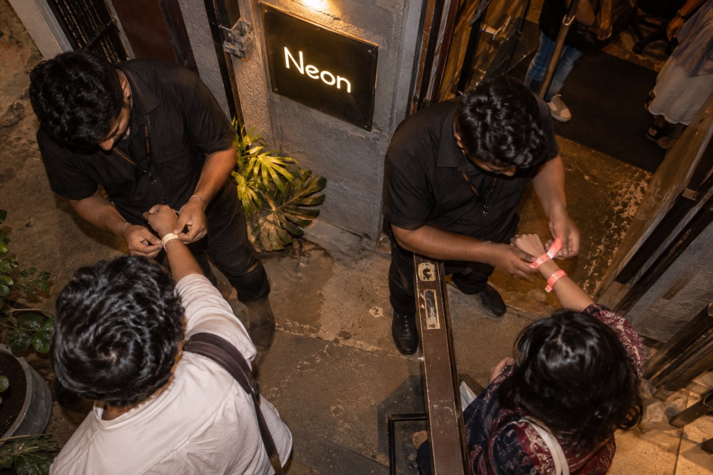 Neon-এর নিজস্ব অথেনটিকেশনের বদলে Clerk Pro নিলে উদাহরণটির মোট মাসিক খরচ বাড়ে।
