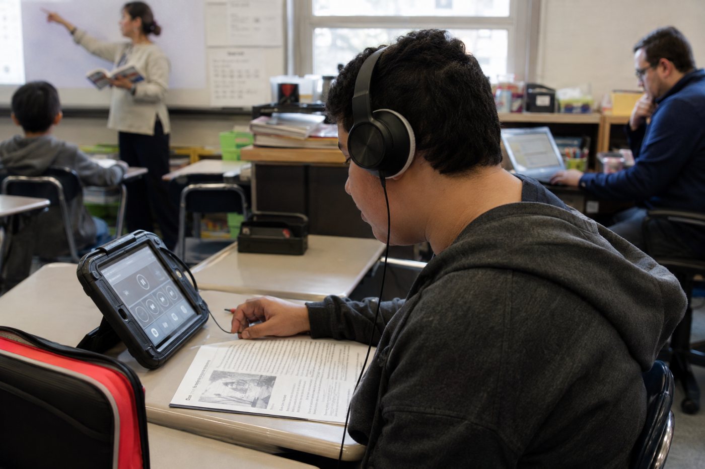 Die New Yorker Regeln trennen direkte Schüler-KI, begrenzte Nutzung durch Lehrkräfte und notwendige Hilfstechnologien.