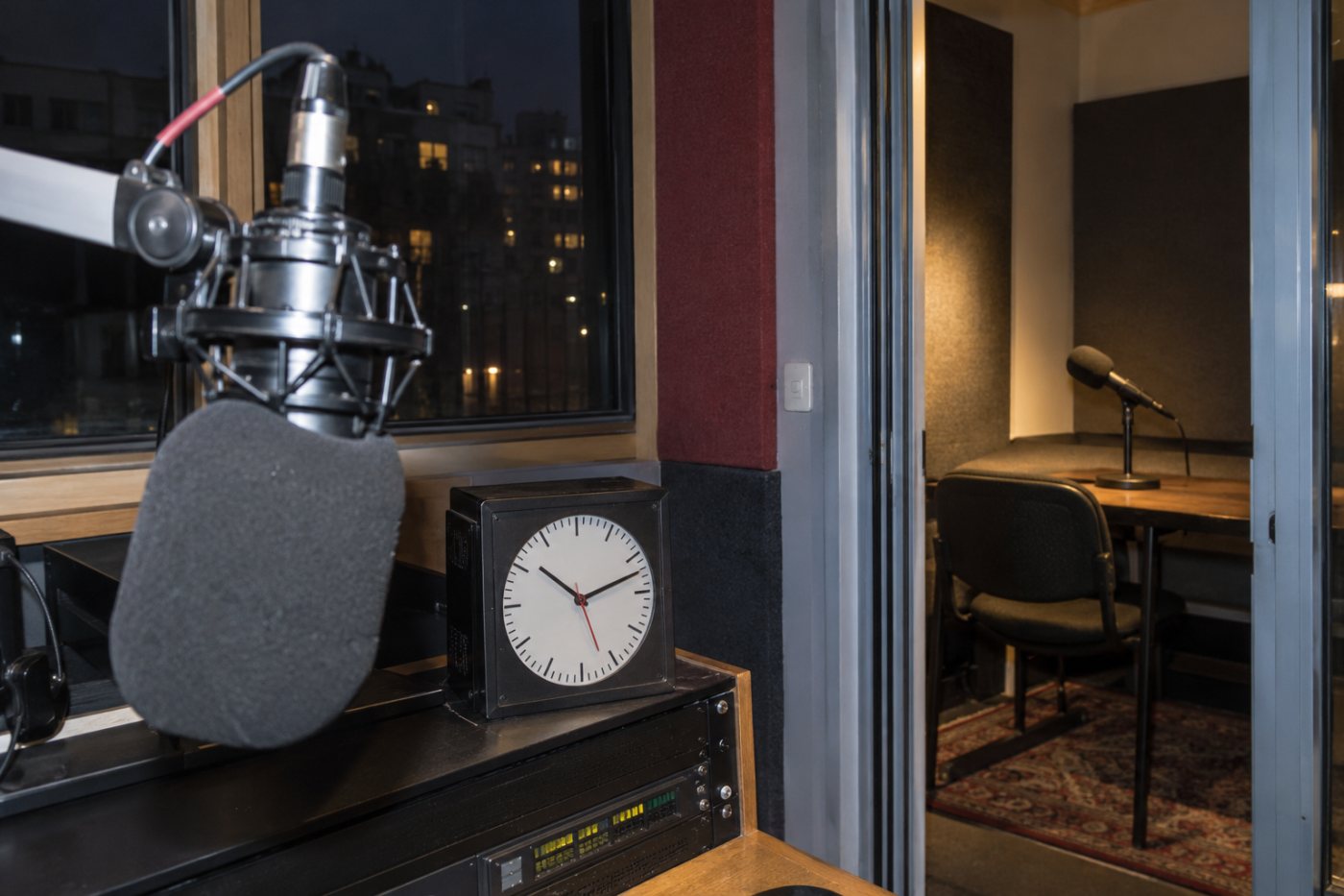 Microphones de radio et de podcast mis en regard pour distinguer le décompte audiovisuel des interviews uniquement en ligne.