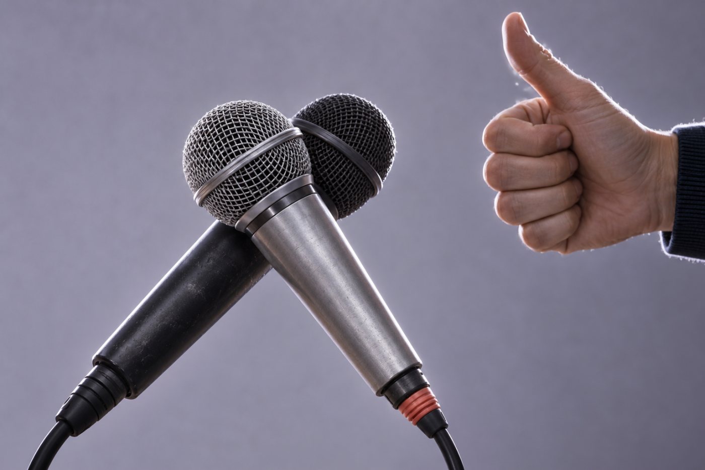 Lượt nói chồng nhau khiến việc xác định ai nhận nhiệm vụ cần được đối chiếu với bản ghi.