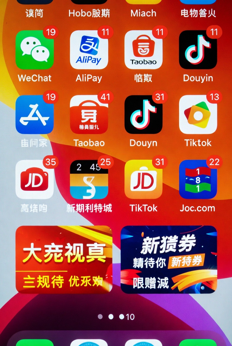 The Great App Icon Divide: Clean Minimalism in the West vs. Dynamic Marketing in China