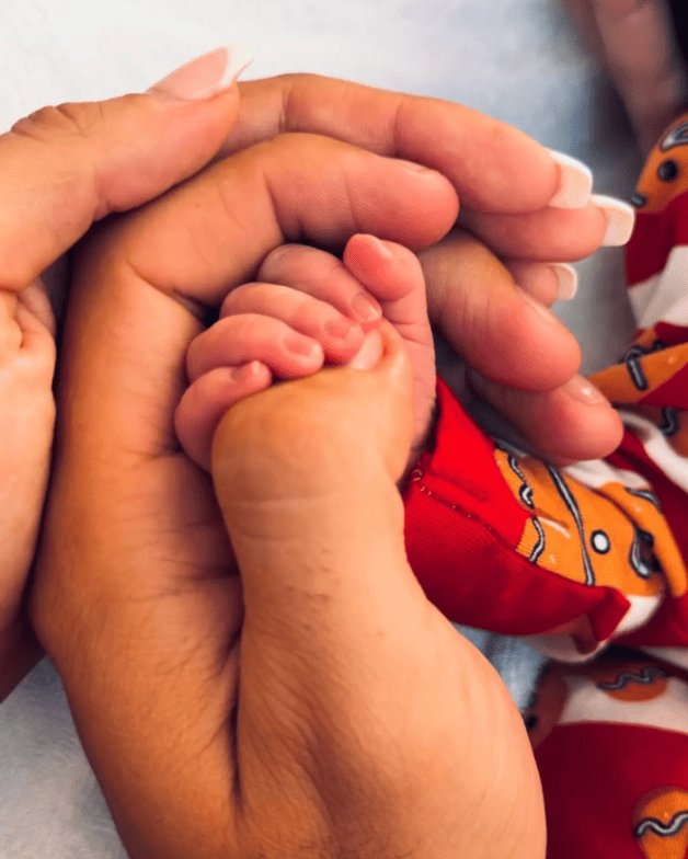 The couple's "Christmas miracle" has arrived, just one month after the couple shared their pregnancy news. (scarletvas/Instagram)