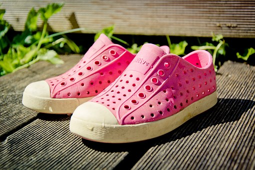 The Pros and Cons of Wearing Crocs You Must Know
