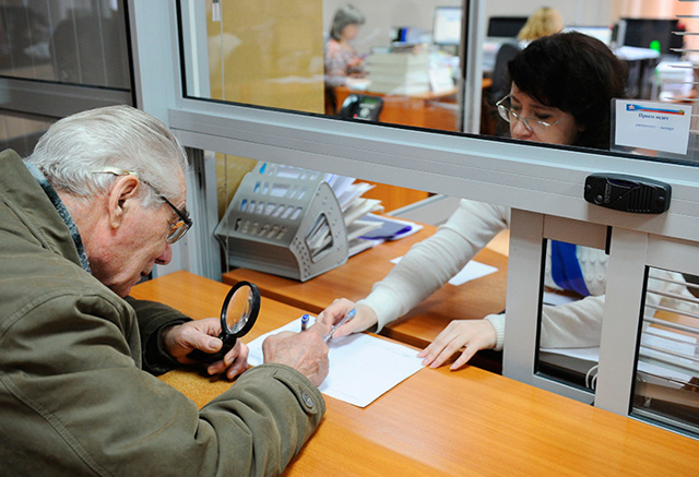 Как сформировать прибавку к пенсии и медицинскую защиту для родителей