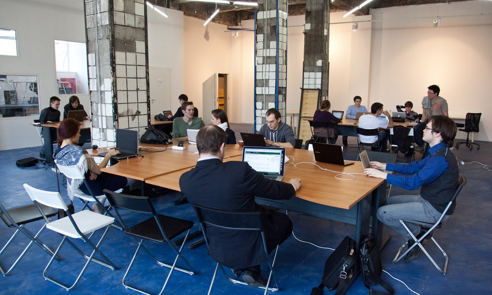 Когда лучше арендовать офис, а когда — работать в коворкинге