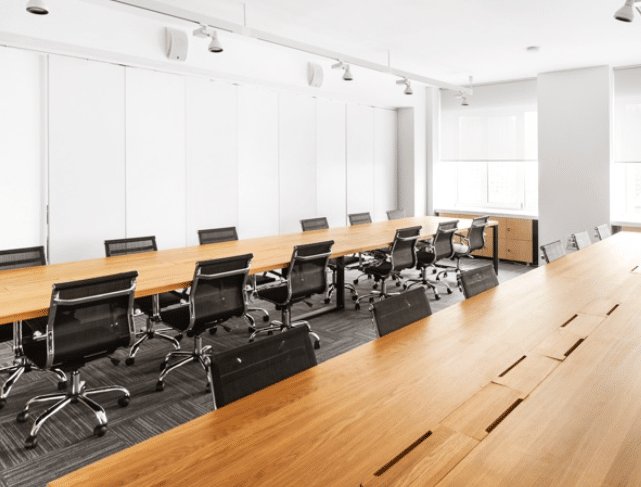 Когда лучше арендовать офис, а когда — работать в коворкинге