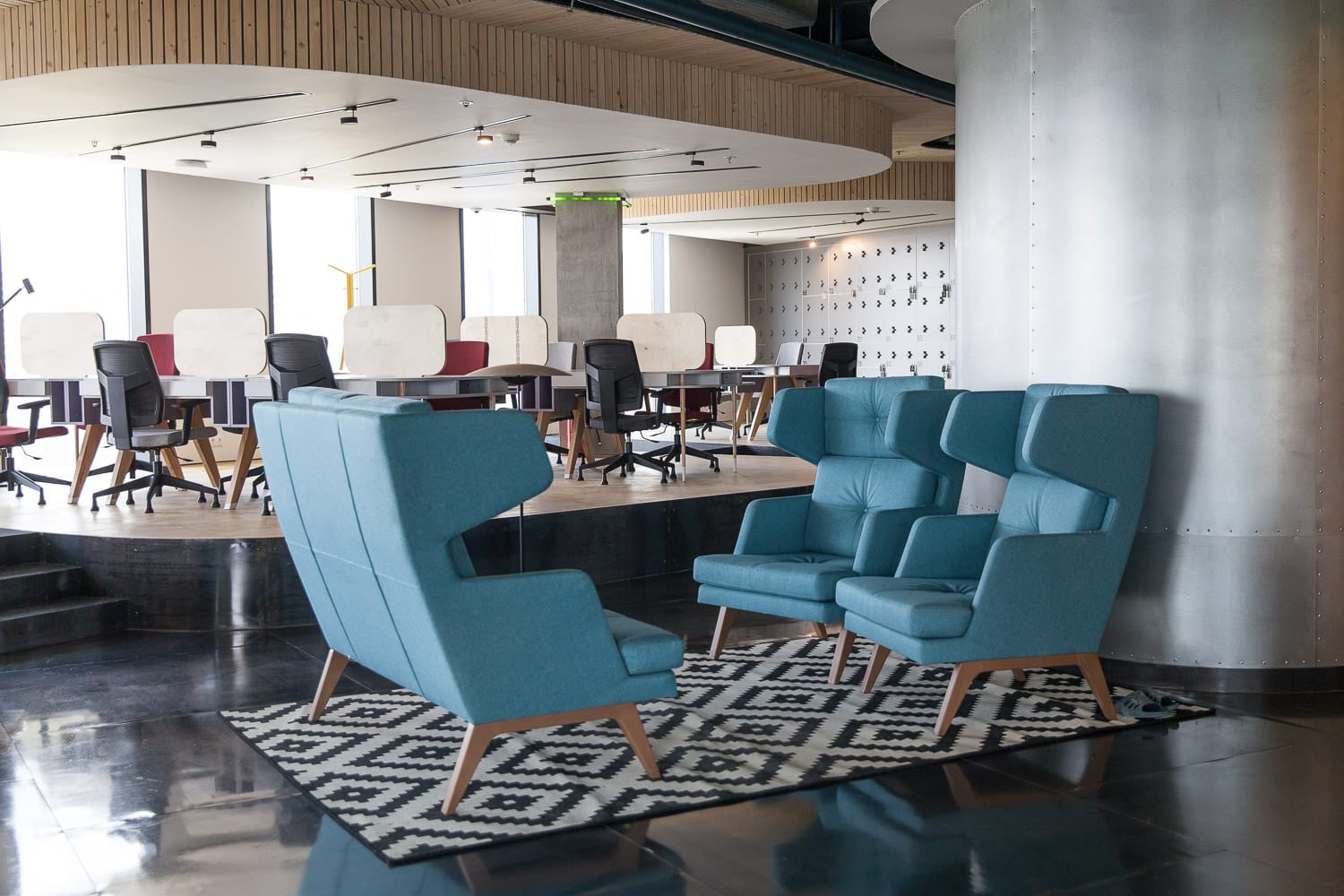 Когда лучше арендовать офис, а когда — работать в коворкинге