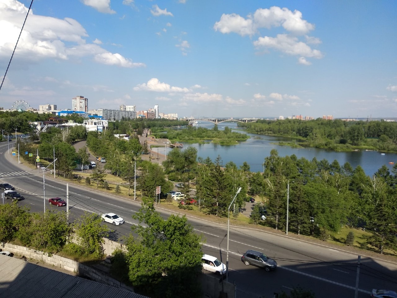 Летом центр города утопает в зелени