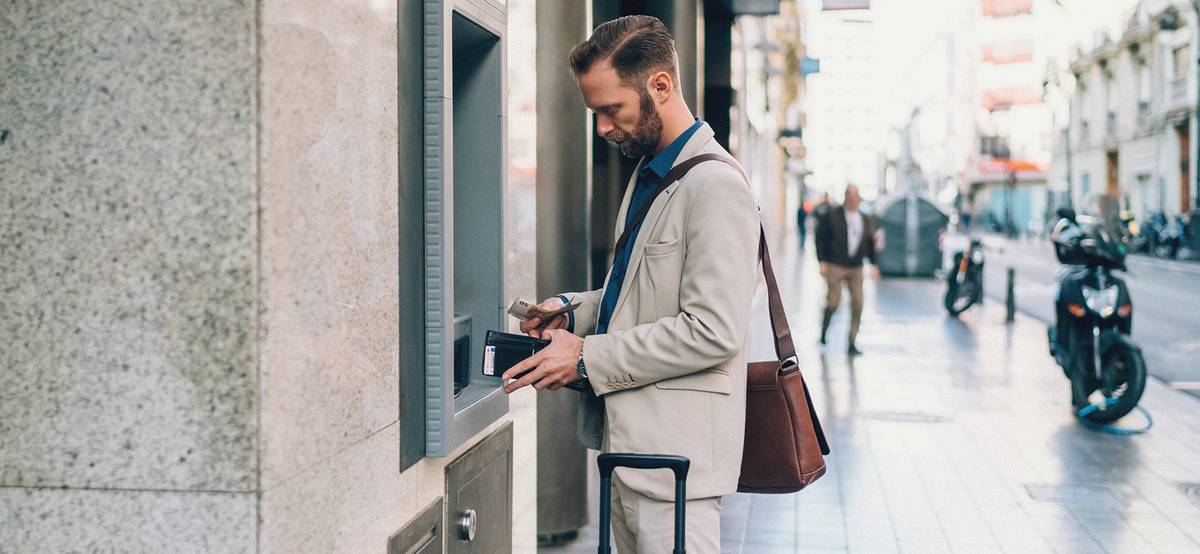 Как россиянину расплачиваться за рубежом, если карты Visa и Mastercard больше не работают