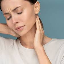 Best 8 Signs to See a Doctor If You Suffer Neck Pain
