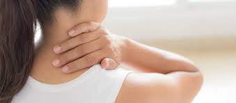 Best 8 Signs to See a Doctor If You Suffer Neck Pain