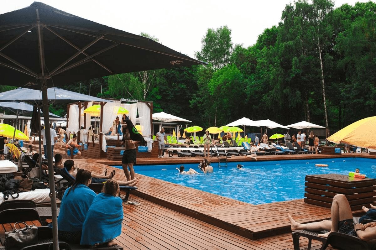 Открытые бассейны Москвы: куда пойти поплавать и сколько это стоит