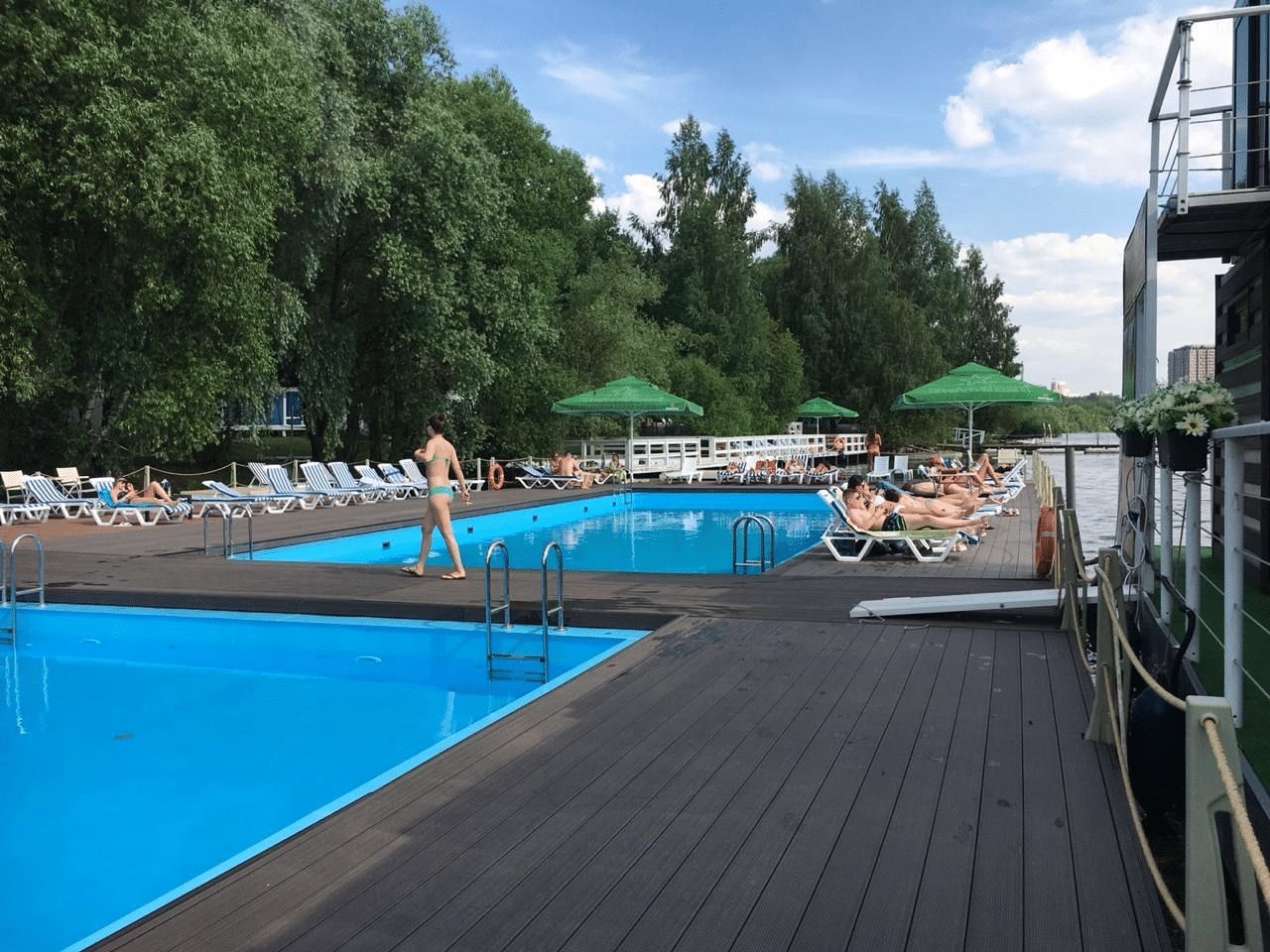 Открытые бассейны Москвы: куда пойти поплавать и сколько это стоит