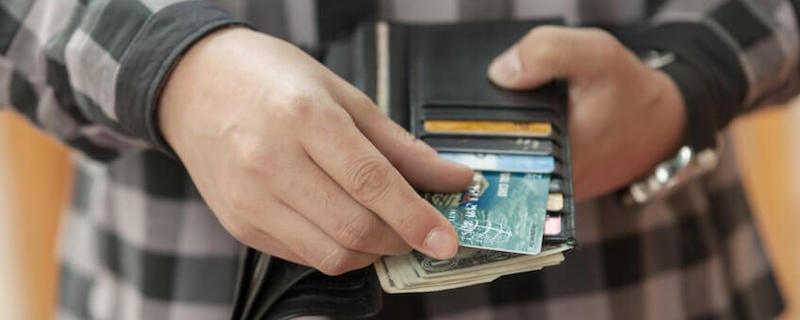 Какую валюту и банковские карты брать в отпуск