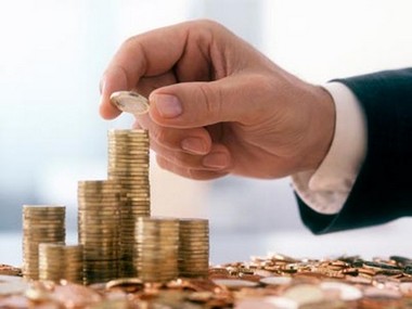 Монета на руке ребенка: всегда радостный момент, наполненный богатством.