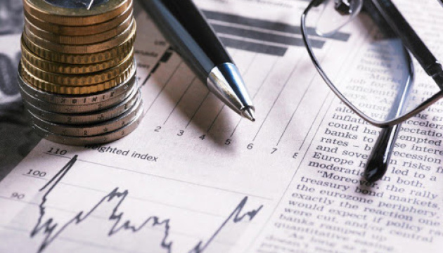 Текст на фоне старого письма с пером - идеальное изображение для блога или сайта о литературе.