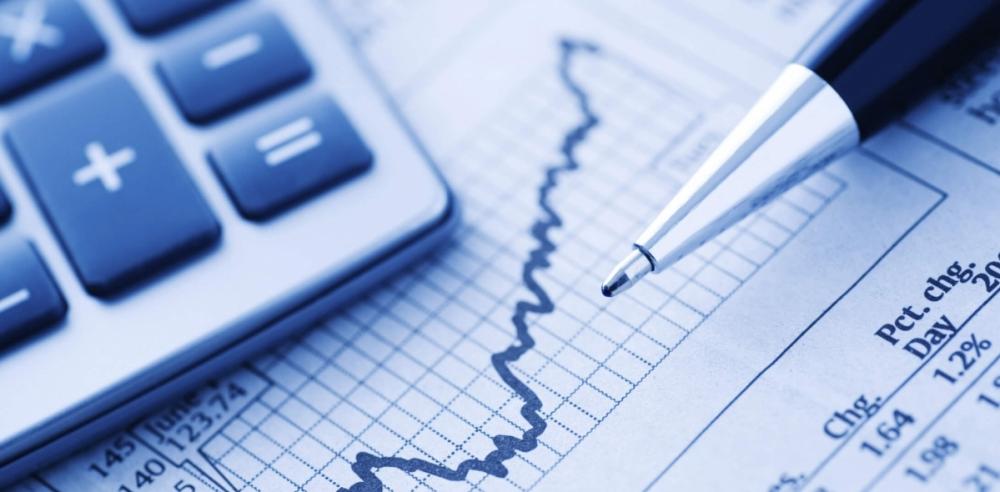 Клавиатура компьютера с калькулятором, электроника и оборудование компьютера.