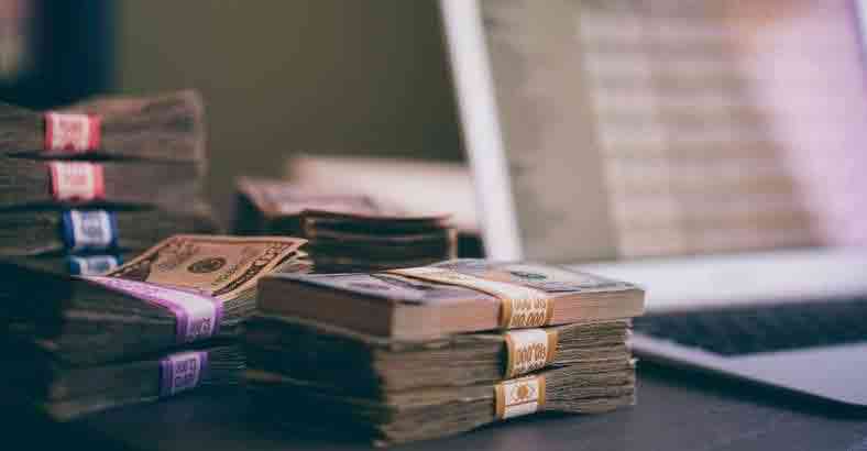 Деньги - купюры различного достоинства свернуты в стопку, финансовая концепция.