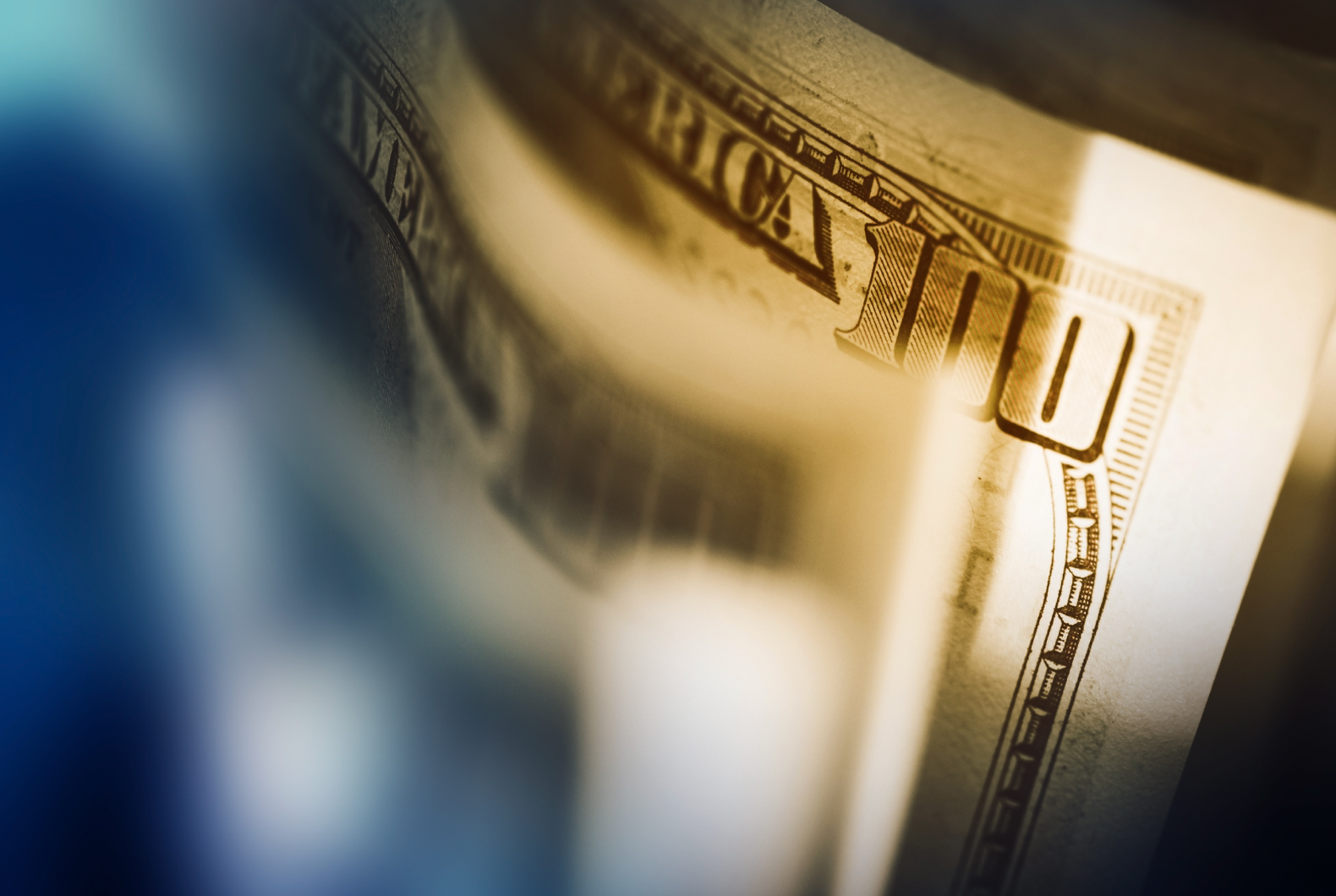 Денежные купюры на столе - финансовый успех и процветание.