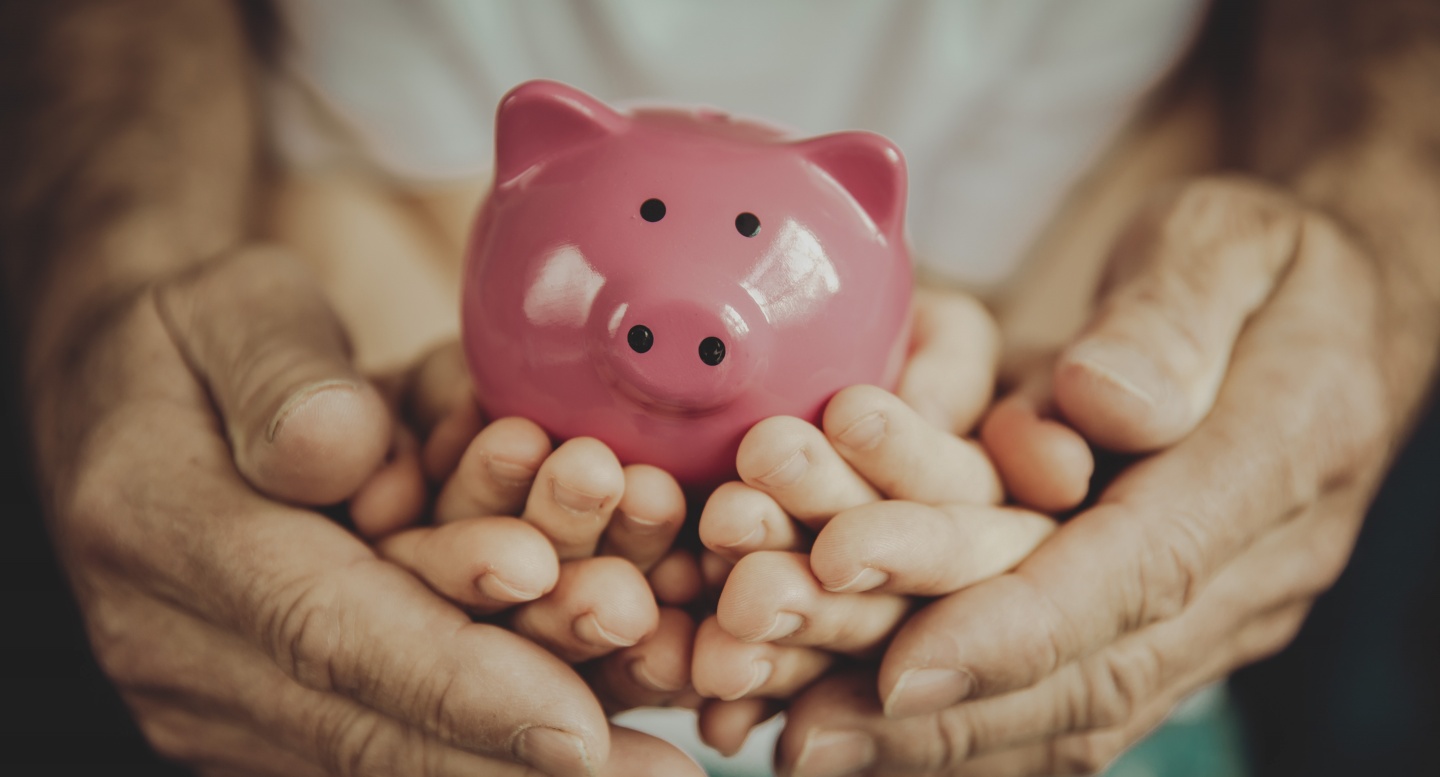 Человек класть монеты в копилку - SEO оптимизированный текст для изображения с ключевыми словами "Копилка", "Человек".