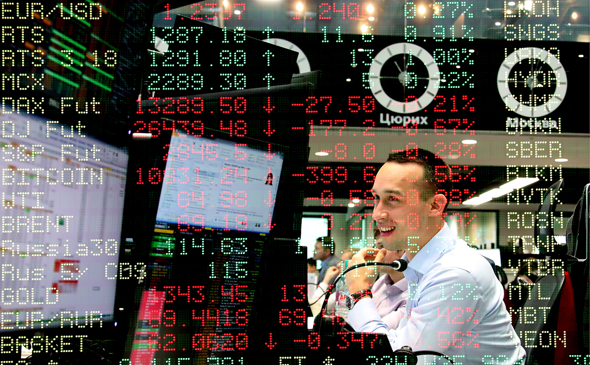 Мужчина смотрит на монитор с таблицей результатов на компьютере.