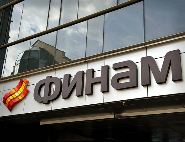 Архитектурное здание в городской среде с офисами, магазинами и терминалом аэропорта.