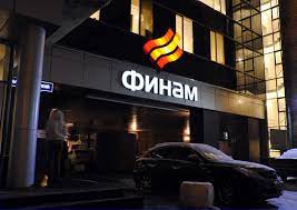 Архитектура городского отеля с внутренним двориком и автомобилями в городе.