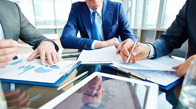 Взрослый мужчина и женщина читают текст на фоне, мужчина и женщина.