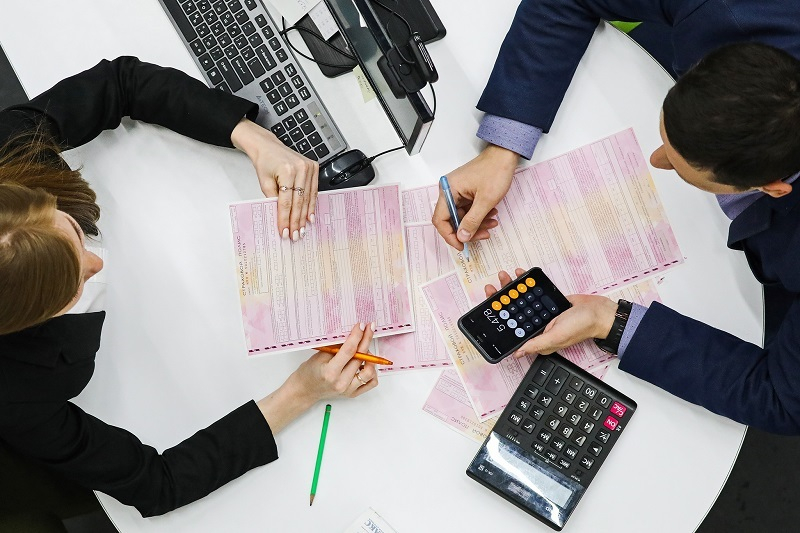 Женщина и мужчина, взрослые, держат ручку и мобильный телефон, текст и наручные часы.