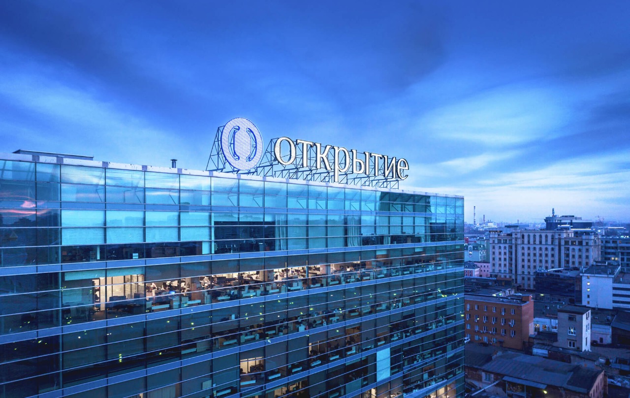 Городской пейзаж с офисными зданиями, конгресс-центром и высокими небоскребами.