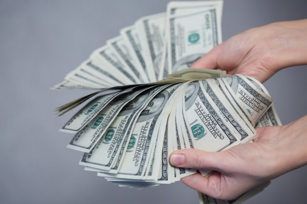 Деньги, доллар, документ, удостоверение личности, паспорт, текст на изображении.