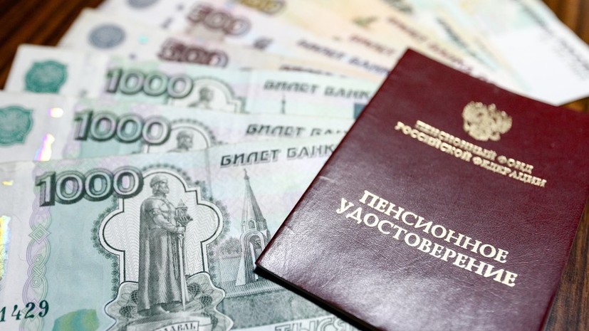 Человек с документами - текст, уд. карты, паспорт.