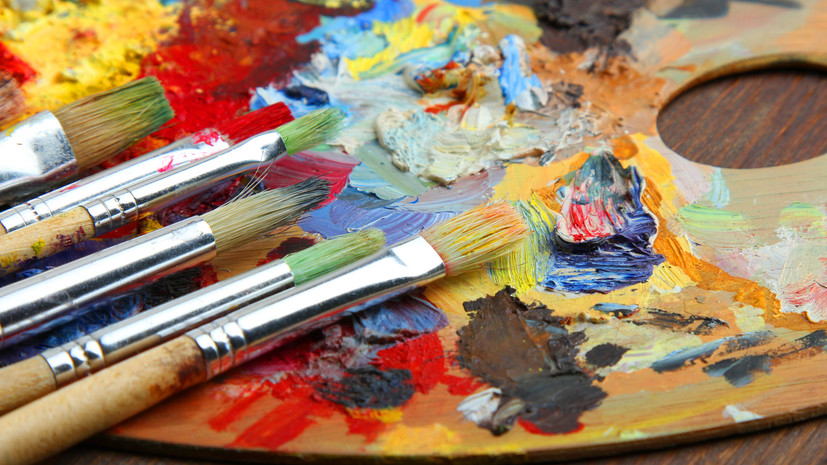 Кисть, планшет устройство, краска, палитра, зубная щетка - разнообразие инструментов для работы.