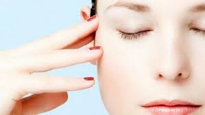 Малыш с кожей и головой в месте на фотографии.