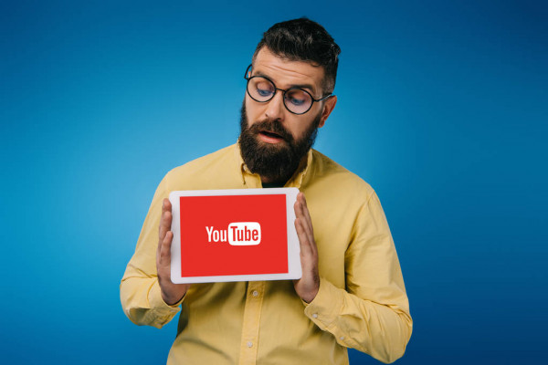 Мужчина в рубашке с удивленным выражением лица на фотографии портрета.