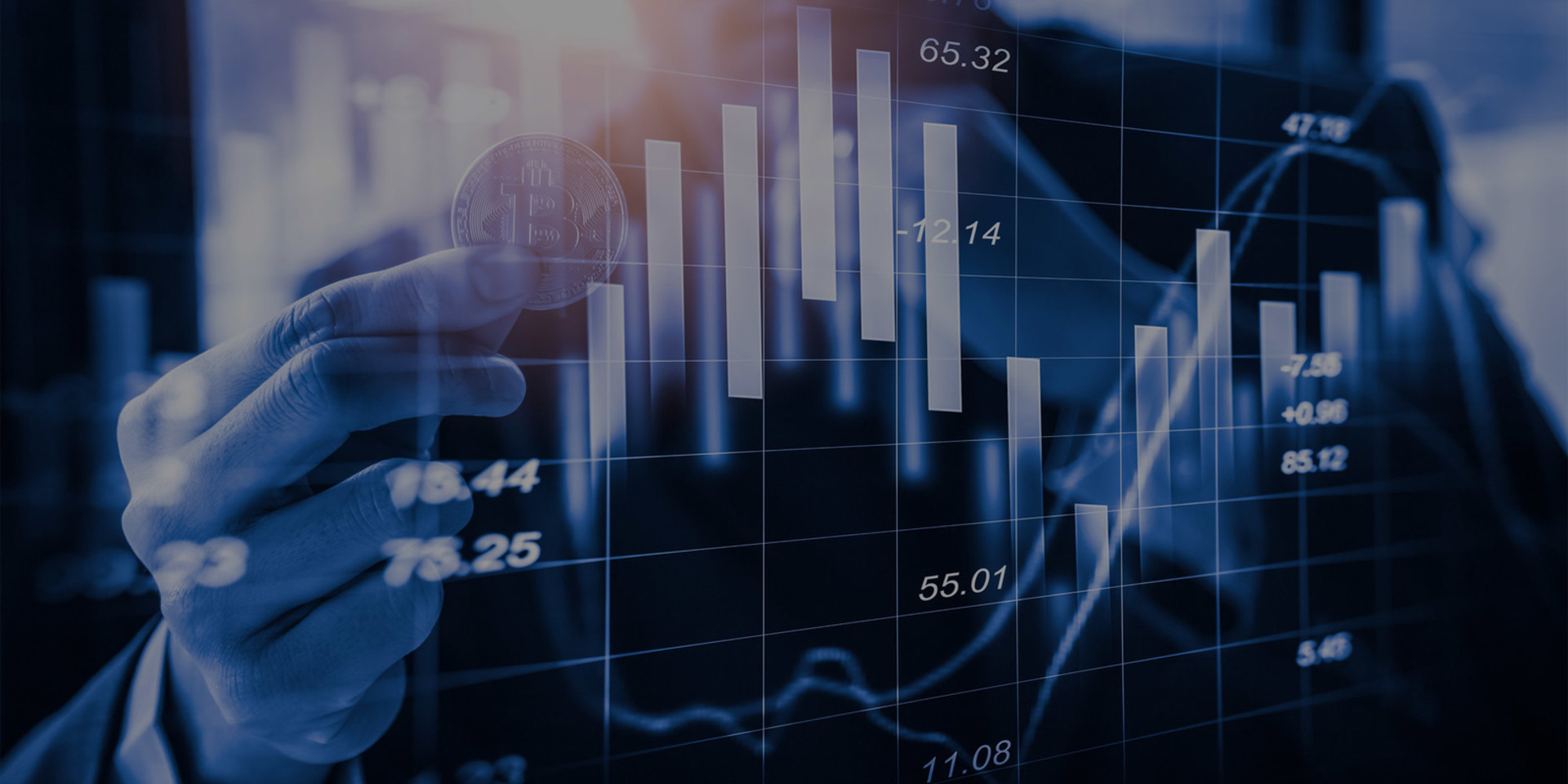 Человек охраняет зону, обеспечивая безопасность.