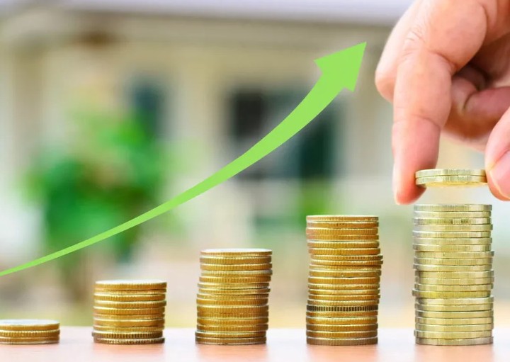 Деньги в виде монет на столе, склеенные лентой: финансы, лента, монета.