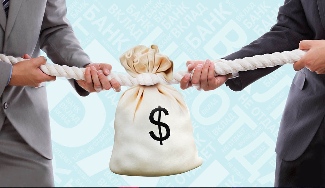 Человек с мешком и веревкой, держит малыша.