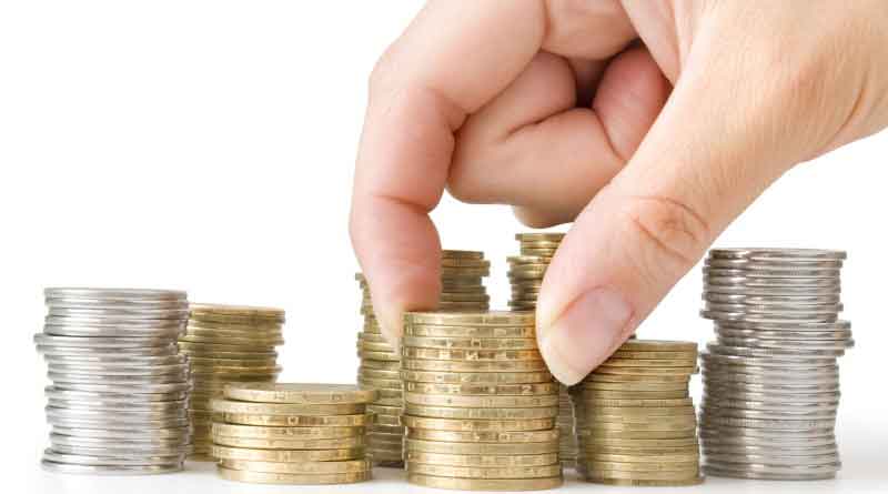 Монета никеля - деньги в центре внимания.