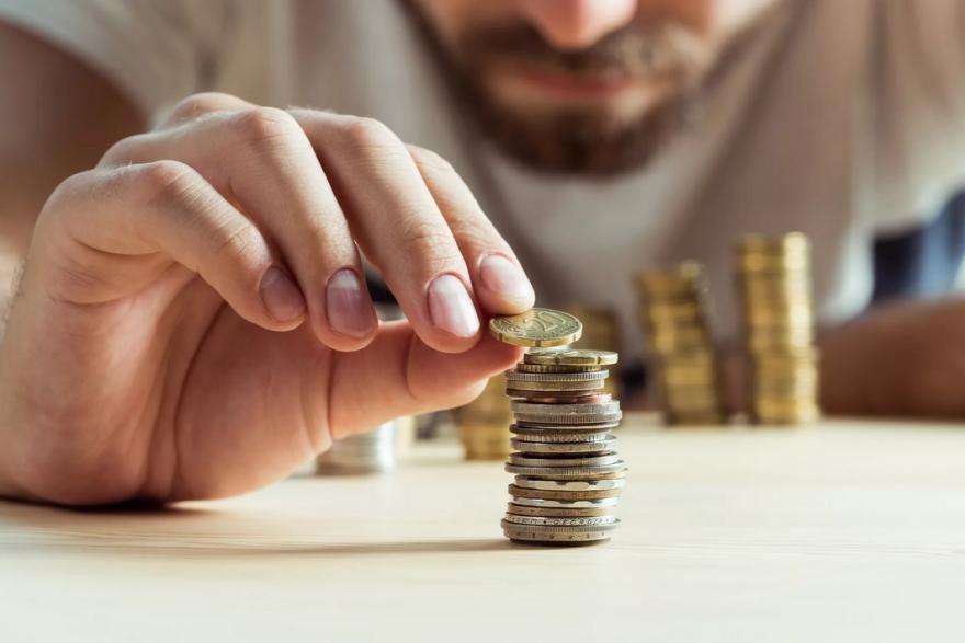 Изображение: механизм с винтами, монета и деньги.